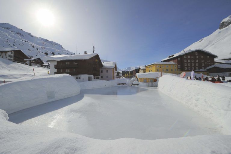 Pirouetten auf dem EisJede Menge Eis gibt´s in Lech und Zürs für Eislauffans. Neben der klimatisierten Eishalle mit 300 Quadratmetern im Hotel Monzabon in Lech dürfen auch am Natureislaufplatz in Zürs Pirouetten gedreht werden.