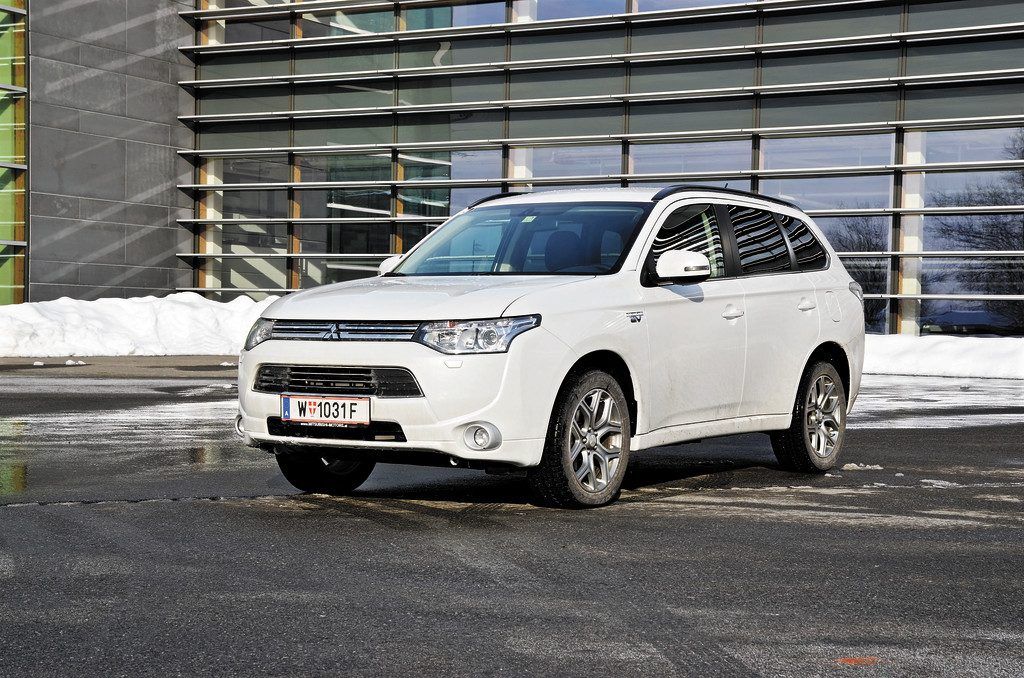 Mitsubishi demonstriert mit der Plug-In-Technologie technischen Fortschritt.