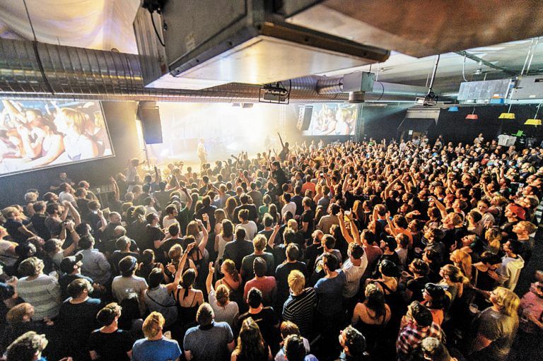 Poolbar-Festival. Das beliebte Festival im Alten Hallenbad in Feldkirch vereint Musik mit Architektur, Design und Mode. (3. Juli - 15. August)