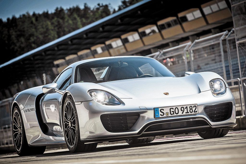Supersportwagen im VN-Test: Wenn 887 Pferde losgelassen werden.