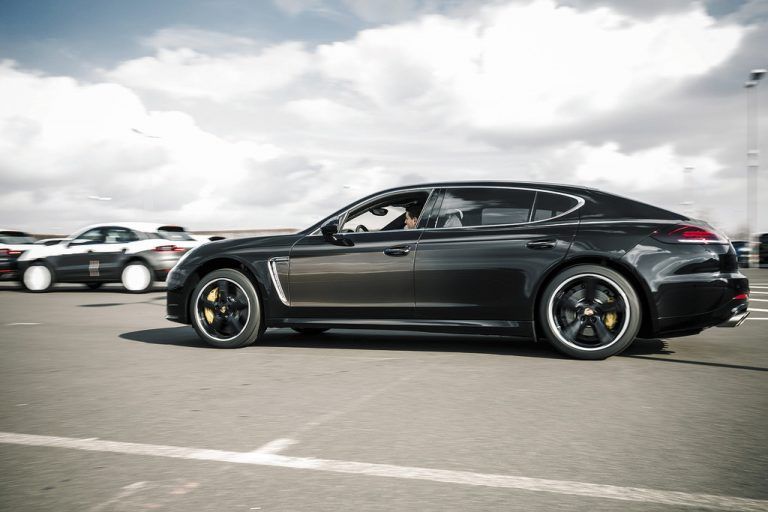 Porsche Panamera in limitierter Auflage: von Hand lackiert mit Verlauf. Fotos: werk