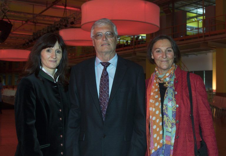 Pressesprecherin Yvonne Greussing (l.) mit Gastgeber Herbert Blum und Hadwig.