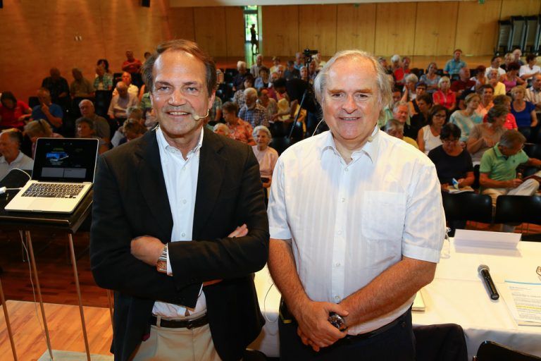 Primar Karl Benedetto (l.) und Primar Thomas Bochdansky boten dem interessierten Publikum harte Trainingsfakten. Foto: VN/Hofmeister