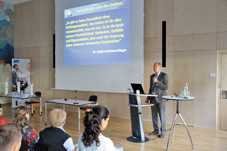 Primar Stefan Koppi erwies sich einmal mehr als Referent, der es versteht, Medizin auch verständlich darzulegen. Foto: LKH Rankweil