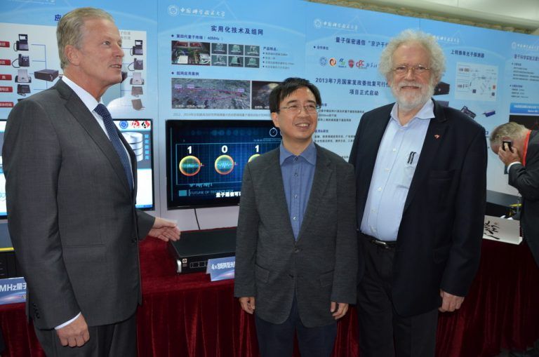 Prof. Anton Zeilinger mit seinem chinesischen Forschungspartner und Vizekanzler Reinhold Mitterlehner starten in ein neues