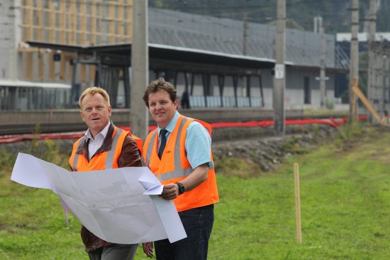 Projektleiter Karl Hartleitner und Rene Zumtobel, beide ÖBB, wollen das Güterterminal in Ludesch im nächsten Jahr eröffnen. Foto: VN/Hartinger