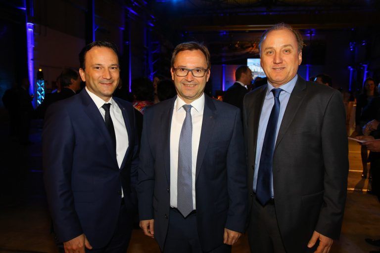 Prokurist Michael Gebhard (l.) sowie Vorstandsdirektor Werner Böhler und Landesdirektor Burkhard Berchtel.