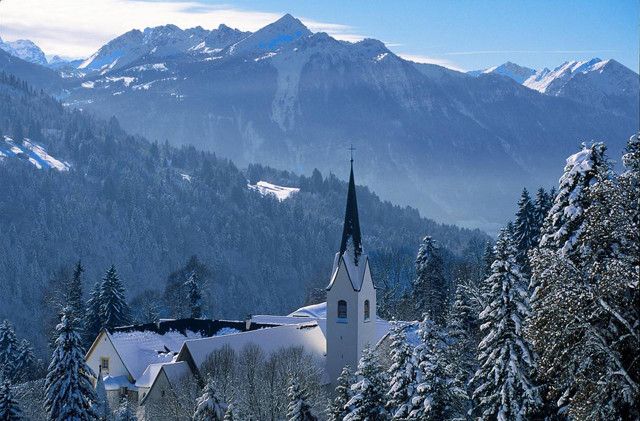 Propstei St. GeroldDie 1000 Jahre alte Propstei liegt auf einer Höhe von 850 Metern und bildet das geistliche und kulturelle Zentrum des Großen Walsertals.