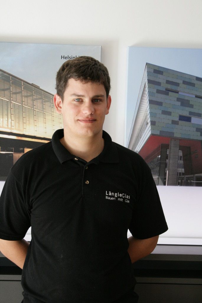 Raphael Ludescher liebt die Herausforderung in seiner Arbeit als Glaserlehrling. foto: vn/lip