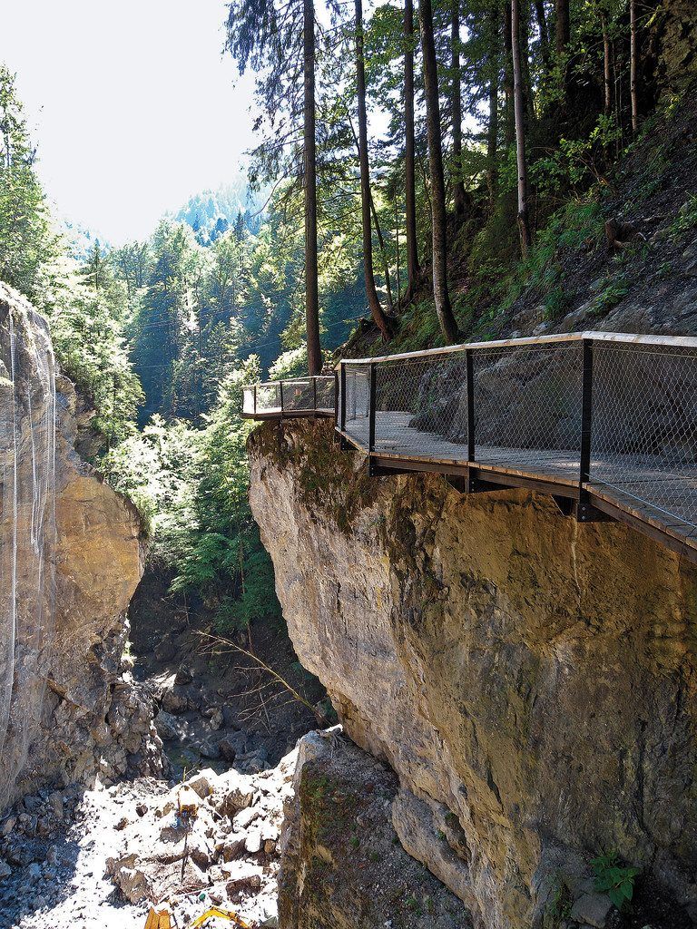 Rappenlochschlucht. Imposante Felswände, Stege und Wasserfälle – die Rappenlochschlucht ist ein wahres Naturspektakel. Im Winter ist der Weg gesperrt.