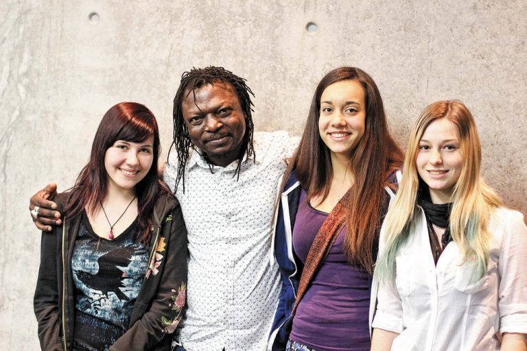 Rebecca, Sophie und Isabella mit Pascale Marthine Tayou.