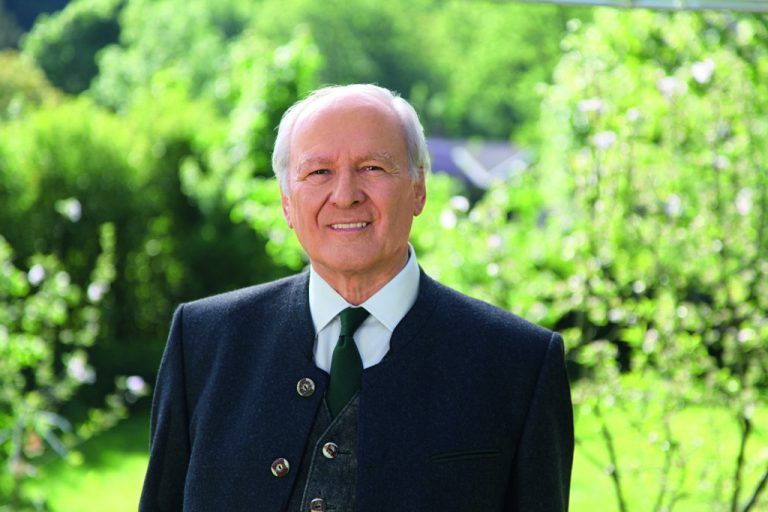 Referent ist der deutsche Familien­unternehmer Claus Hipp.  