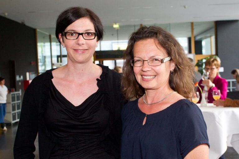 Regina Sams, Koje, und Monika Paterno vom aha (rechts).