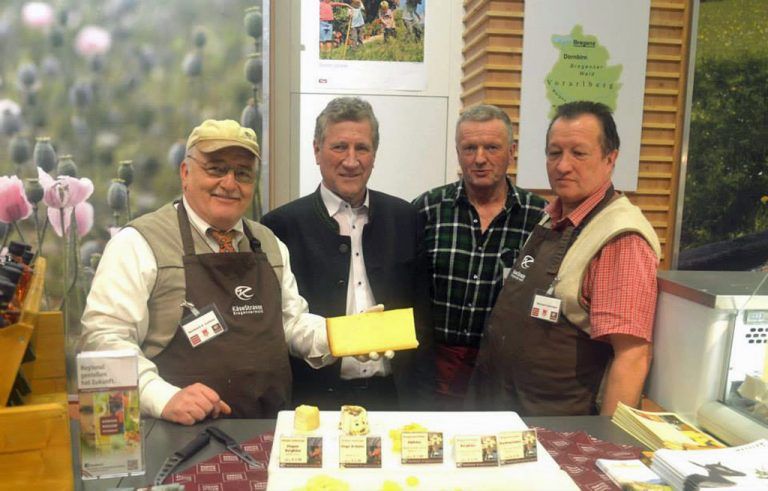 Reinhard Lechner, LR Erich Schwärzler, Josef Kohler und Michael Lippburger (v. l.) machten den Besuchern Wälder Käse schmackhaft. Foto: VLK