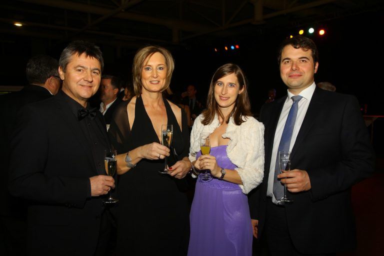 Reisespezialist Klaus Herburger mit Marlies (l.) sowie Bernd und Alexandra Schenk.