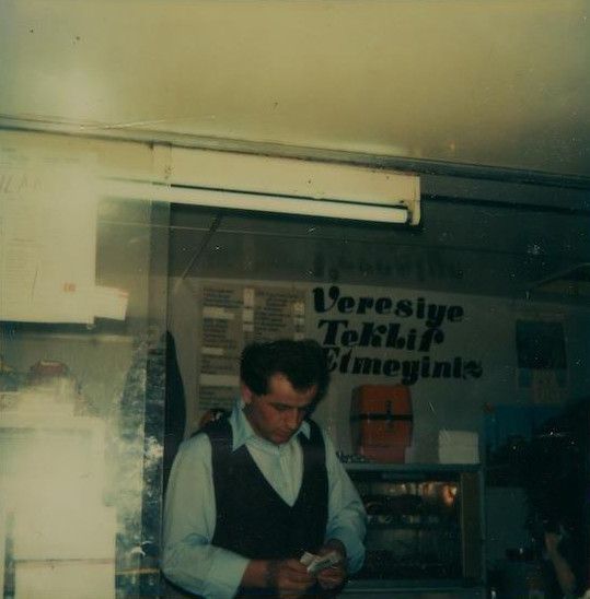 Remzi 197 in der eigenen Imbissbude.