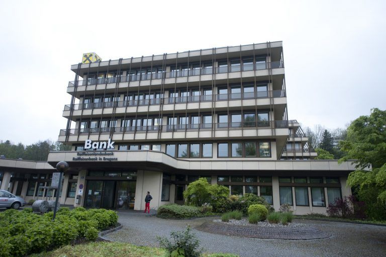 Richard Erne (Feldkirch), Johannes Ortner, Wilfried Hopfner, Michael Alge (alle Vorstand Raiffeisenlandesbank Vorarlberg), v.l.. Fotos: VN/B.R.