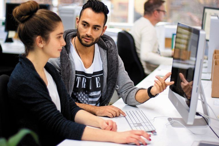 Richard Fussenegger (mit Lorena Lins): „Lehrlinge bringen gute Stimmung in den Betrieb.“ Foto: BuLu