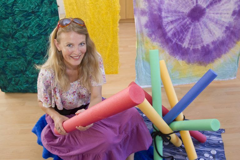 Rollenspiele macht die fünffache Mutter Monika Schwärzler mit ihren Kindern in „Die Fähre“. Foto: VN/Paulitsch