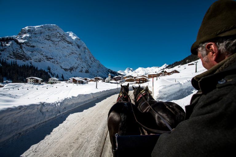 Romantik mit KutschenRomantische Fahrten mit der Pferdekutsche sind am Arlberg eine gefragte Sache. Tierliebhaber können eine Wildtierfütterung von Hirschen und Rehen aus nächster Nähe beobachten.