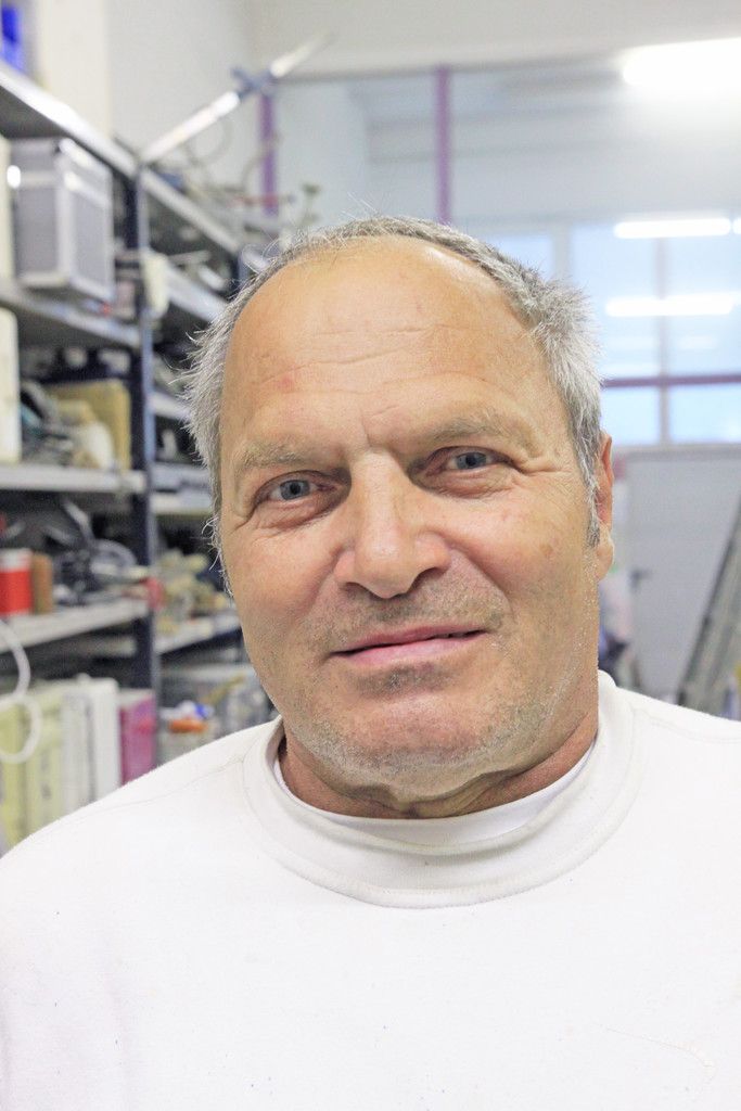 Rupert Schöberl, MalerIch arbeite seit sechs Jahren sehr gerne in diesem Betrieb. Ich habe oft eigenständig die diversen Aufträge unserer Kunden zu erledigen. Gleichzeitig sind wir gemeinsam ein super Team.