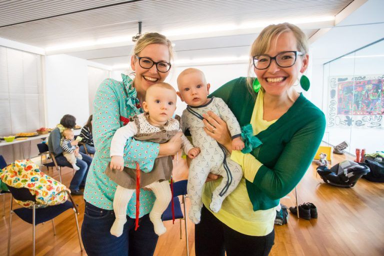 Sabina und Lili (v.l.) kommen mit ihren süßen Babys Dana und Ludwig regelmäßig in die Stillgruppe und genießen die Atmosphäre dort.