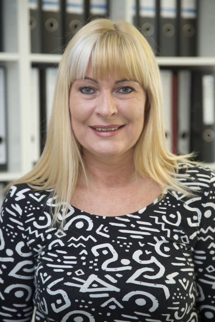 Sabine Swette, ObjektbetreuungMein Arbeitsbereich ist sowohl im Büro als auch draußen vor Ort. Ich habe viel mit Handwerkern zu tun und koordiniere deren Arbeit.