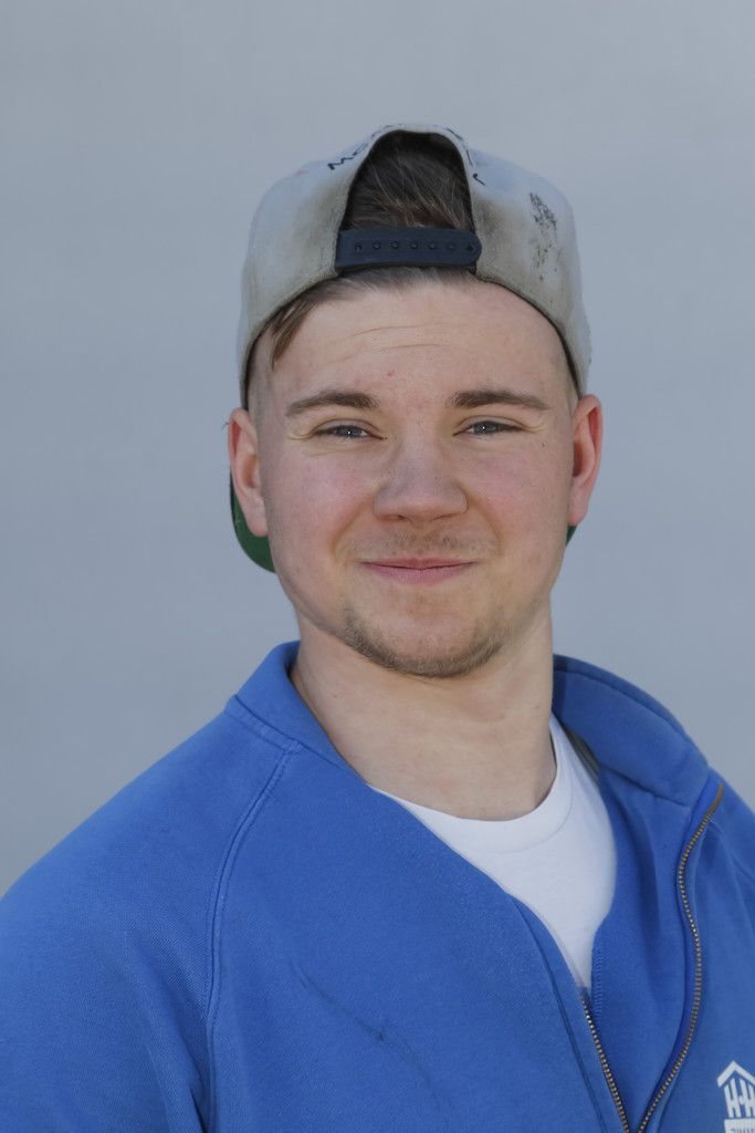 Samuel Kalb, 3. Lehrjahr Ich habe mich für diesen Beruf entschieden, weil Holz ein natürliches Material ist. Ich schätze das super Betriebsklima bei Hartmann Holzbau.