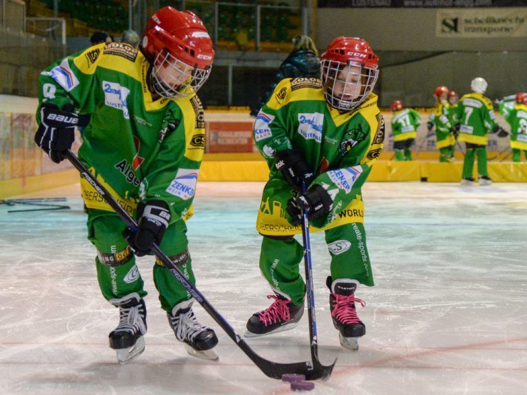 Samuel und Anna-Lena (v.l.) haben sich als große Talente erwiesen. Samuel will jetzt vom Fußball zum Hockey wechseln.