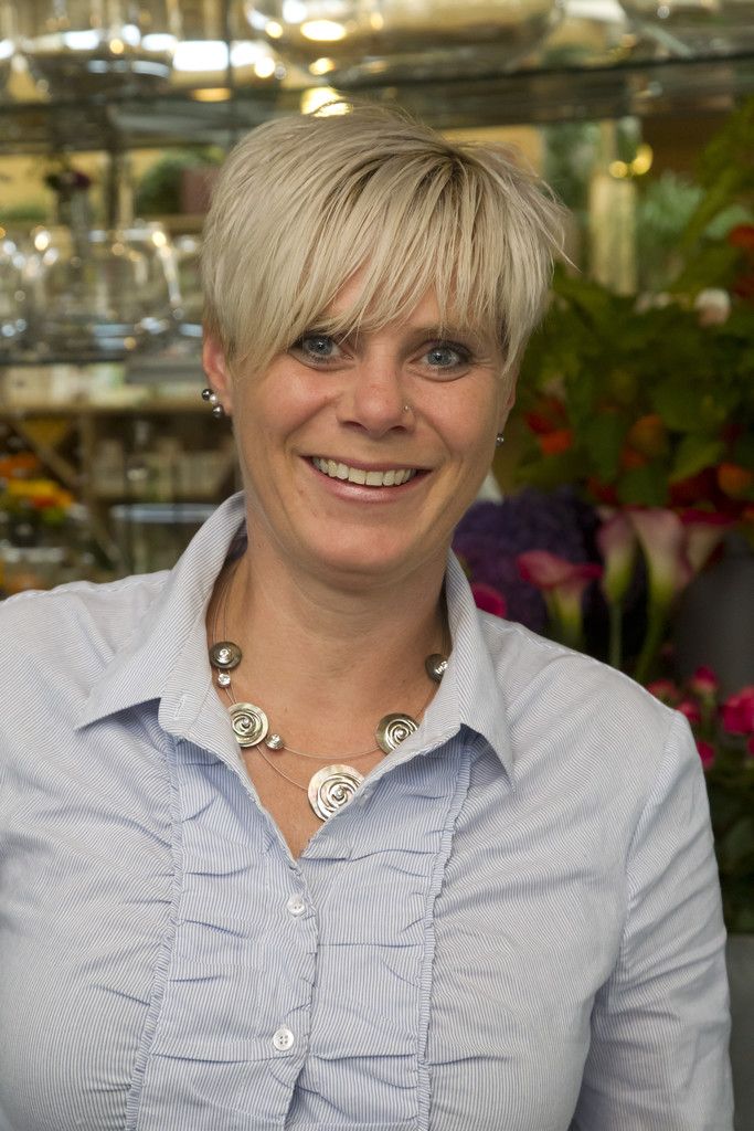 Sandra Hollenstein, Floristin Ich bin seit 15 Jahren dabei, auch weil wir so ein wunderbares Team sind. Hier kann ich meine Kreativität ausleben.