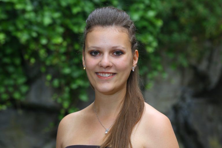 Sandra KathanMir ist es bei der Matura super gegangen, ich habe alles hinter mich gebracht. Bei den mündlichen Prüfungen war ich allerdings viel nervöser als bei der schriftlichen Matura. Zukünftig werde ich als Kindergartenpädagogin arbeiten.