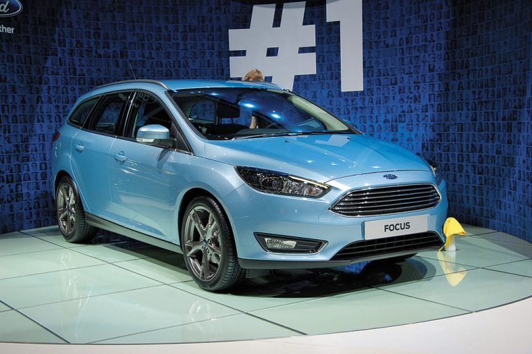 Sanftes Make-up für den FocusAußen ist nicht viel passiert am Ford-Bestseller. Deutlich mehr Veränderungen erwarten Focus-Fans im Innenraum. Das vielfach kritisierte, mit zu vielen Knöpfen überfrachtete Bediensystem wurde deutlich ausgedünnt.