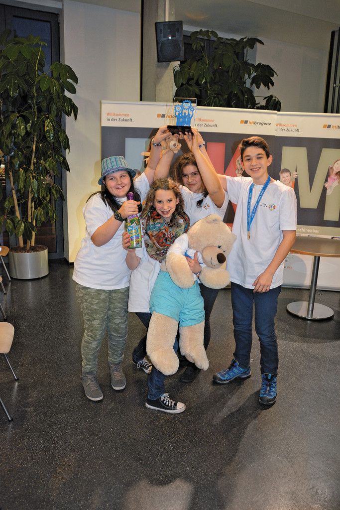 SAP Altach Heroes der VMS Altach. Die stolzen Gewinner des Bewerbs „Teamwork“ sind die Schüler der VMS Altach. Laura: „Die Teilnahme an der FIRST LEGO League hat mir sehr viel Spaß gemacht, es war eine coole Erfahrung. Ich habe die tolle Stimmung in der HTL sehr genossen.“ Laura, Isabel, Lina und Timo haben sich viele Stunden gemeinsam für die FLL vorbereitet, sogar an Ferientagen. „Wir sind gute Freunde geworden und haben viel über Technik gelernt.“