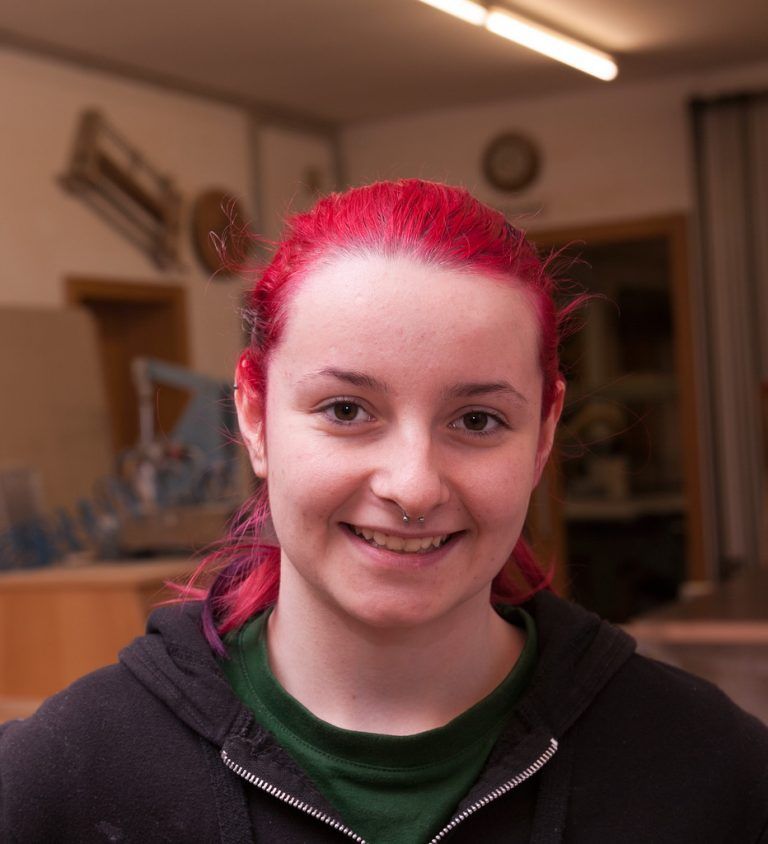 Sarah Krieber, Tischlerlehrling Ich habe am 11. März meine Lehrausbildung begonnen. Mit Holz zu arbeiten hat mir immer schon gefallen. Ich war in vielen Betrieben schnuppern, aber es hat mir nirgends so gut gefallen wie hier. Die Entscheidung war richtig.