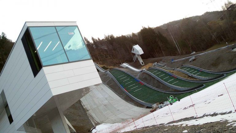 SchanzenzentrumDie Schanzenanlage am Ortsrand von Tschagguns ist zu einem Blickfang im Montafon geworden. Nicht nur die Skispringer trainieren gerne dort, auch für Gäste hat sich die Sportstätte als Treffpunkt etabliert.