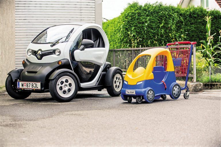 Schnappschuss am Supermarkt-Parkplatz: Der Twizy Cargo hat dort mit dem Einkaufswägelchen einen Artverwandten getroffen. Fotos: VN/Steurer