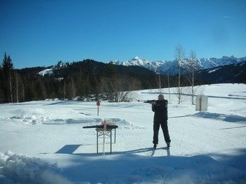 Schnupper-BiathlonMit Anleitung geht es ab 13. Dezember jeden Donnerstag um 14 Uhr zur Luftgewehr-Schießanlage und auf den Langlauf-Rundkurs. Mitbringen muss man nur die Langlaufausrüstung. Treffpunkt ist der Gasthof Bergblick.