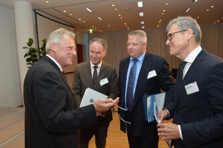 Schoeller Geschäftsleitung mit Kurt Haselwander (CEO), Gerhard Hübinger (CFO) und Peter Loacker (COO) freuen sich über die Auszeichnung.