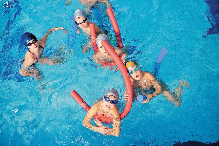 Schwimmen macht fast jedem Kind großen Spaß. Auch übergewichtige Kinder tun sich im Wasser leichter mit Bewegung.