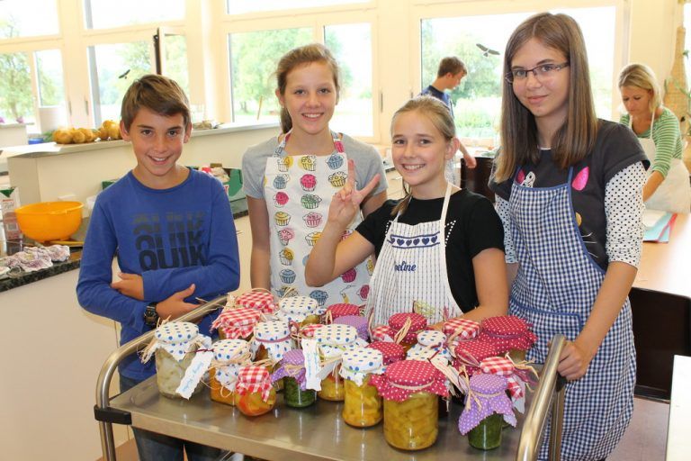 Sebastian, Annika, Lena und Laura mit selbst zubereiteten Köstlichkeiten. Foto: ep