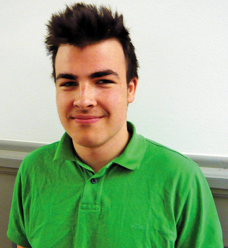 Sebastian Lakowitsch,16 JahreIch freue mich immer noch auf die WM, aber es bleibt ein bitterer Beigeschmack. Von den Stadien her kann man fast überall Fußball spielen, aber die Austragungsländer sollten ein Aushängeschild für Fairness und Wahrung der Menschenrechte sein.