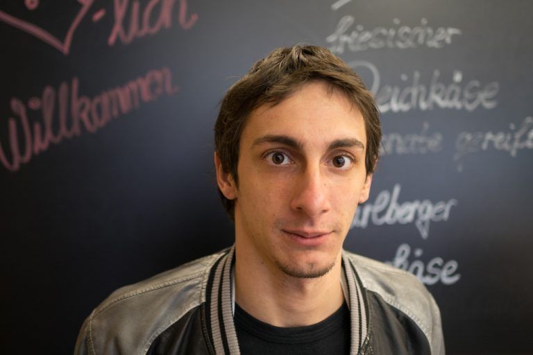 Sebastian Wiegele, LageristDie Arbeit gefällt mir und die Kollegen sind freundlich. Man lernt viel über Käse. Naschen darf man zwar nicht, gelegentlich fällt aber ein Stück ab.