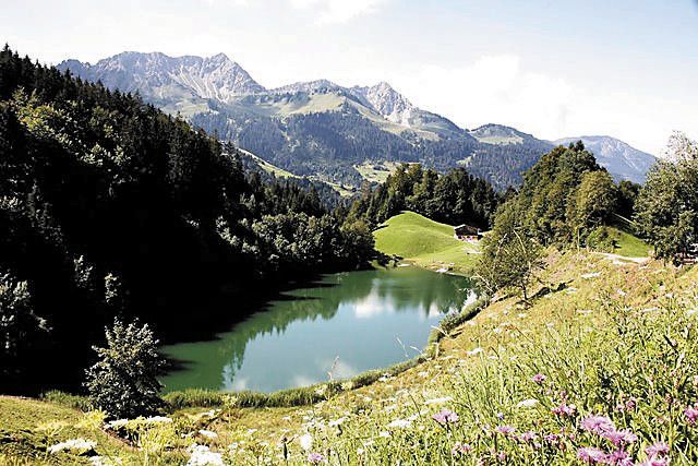 SeewaldseeDer auf 1200 Meter gelegene See besticht durch warme Wassertemperaturen und die ihn umgebende Bergkulisse. Erreichbar ist der See von Fontanella (Säge) zu Fuß oder per Bummelzug.