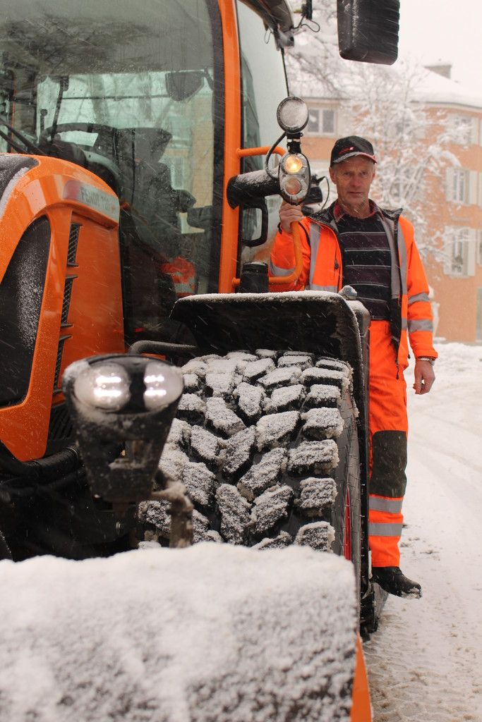 Seit nunmehr 33 Jahren ist Ernst Furxer bereits mit seinem orangen Einsatzfahrzeug unterwegs. Foto: sis