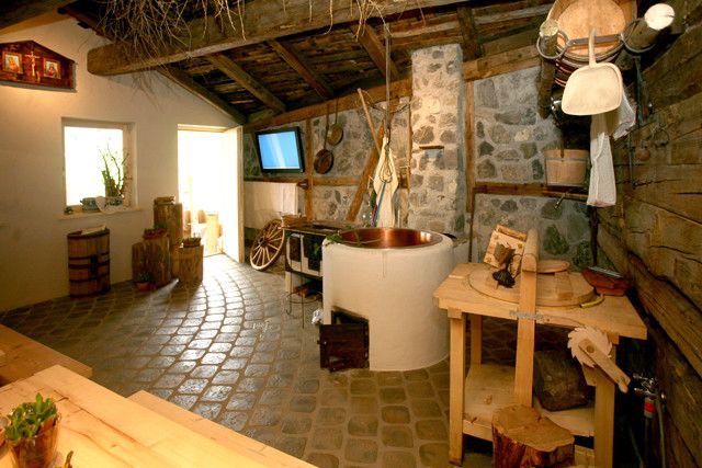 SennereierlebnisEinmal selbst Käse herstellen – vom 20. Dezember bis 7. April können sich Interessierte im Haus Walserstolz in Sonntag als Senner versuchen. Nach der Reifezeit kann das Ergebnis verkostet werden.  