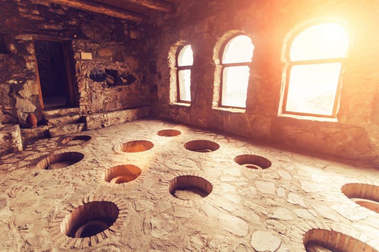 Traditionell reift der Wein in den im Boden eingelassenen tönernen Amphoren. Shutterstock