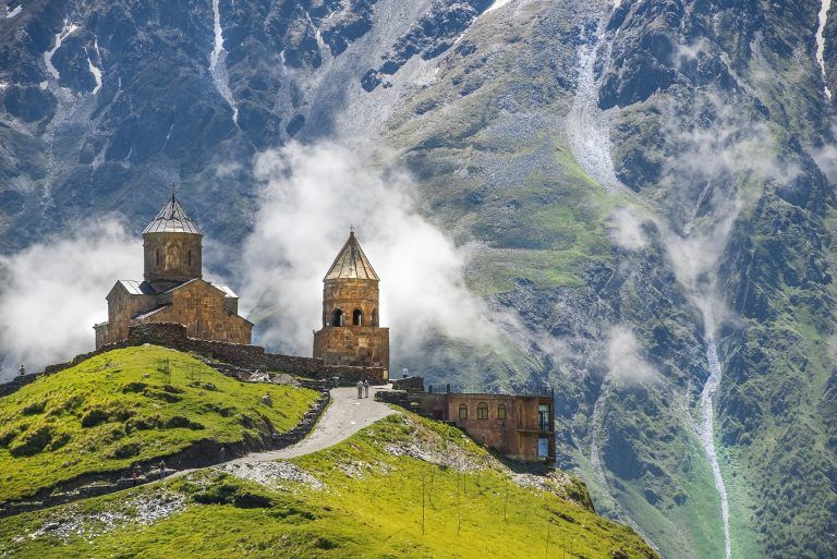 Die Dreifaltigkeitskirche Gergeti in Kasbegi. Shutterstock