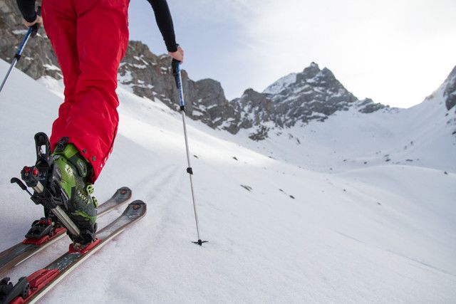 Sicher durch TiefschneeZukünftige Tiefschneefahrer lernen in dem eintägigen Kurs, die Schneesituation richtig einzuschätzen. Mit realitätsnahen Lawinenübungen wird darüber hinaus das angemessene Verhalten im Ernstfall geprobt.    