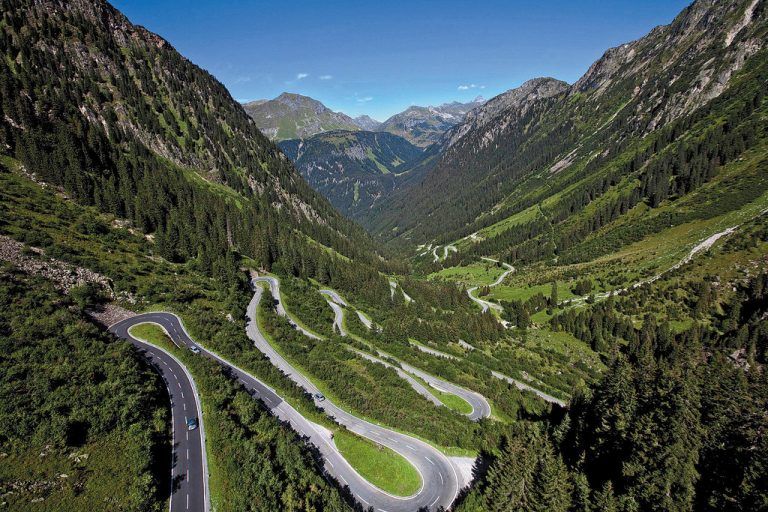 Silvretta Hochalpenstraße. 22,3 Kilometer und 34 Kehren – die „Traumstraße der Alpen“ führt von Partenen auf die Bielerhöhe (2032 m) bis nach Galtür.