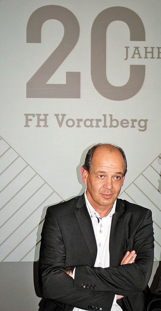 Simon Martin hat den ersten Diplom-Studiengang Fertigungsautomatisierung absolviert.  Hofer